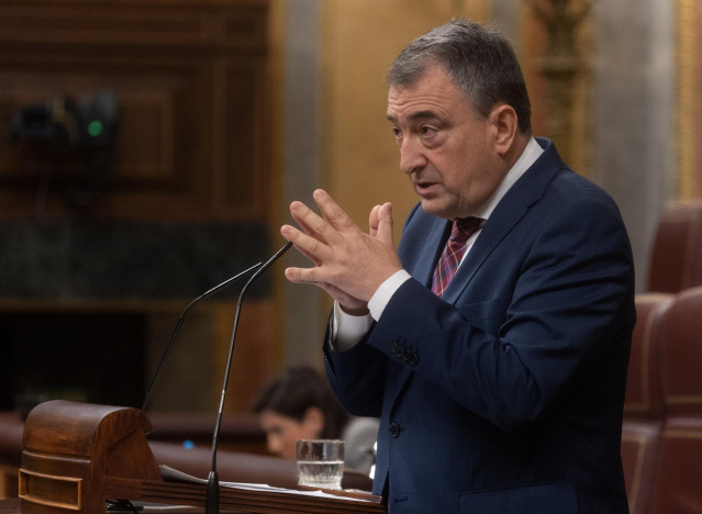 El portavoz del PNV en el Congreso, Aitor Esteban, interviene durante una sesión plenaria, en el Congreso de los Diputados, a 27 de noviembre de 2024, en Madrid (España).