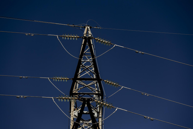 Archivo - Imagen de archivo de una torre eléctrica.