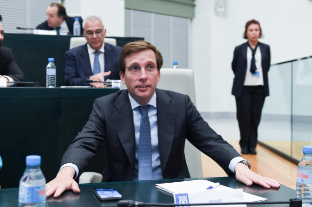 El alcalde de Madrid, José Luis Martínez-Almeida, durante un pleno del Ayuntamiento de Madrid, en el Palacio de Cibeles, a 26 de noviembre de 2024, en Madrid (España)