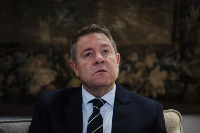 El presidente de Castilla-La Mancha, Emiliano García-Page, durante una reunión con los representantes de los sindicatos y la patronal regional, en el Palacio de Fuensalida. Foto de archivo.