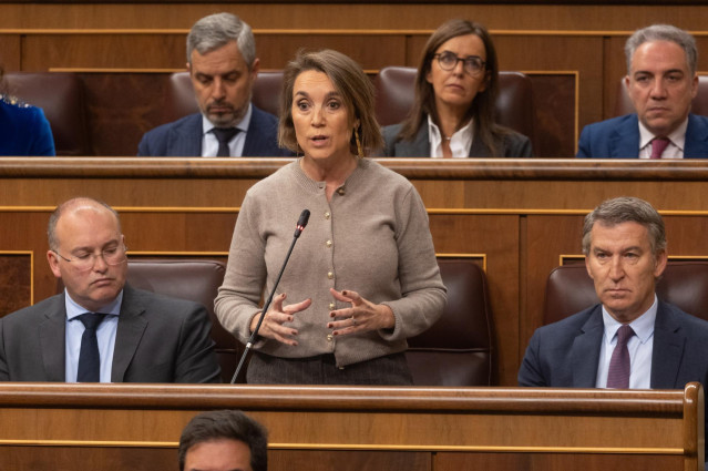 La secretaria general del PP, Cuca Gamarra, interviene durante una sesión de control al Gobierno, en el Congreso de los Diputados, a 30 de octubre de 2024, en Madrid (España).