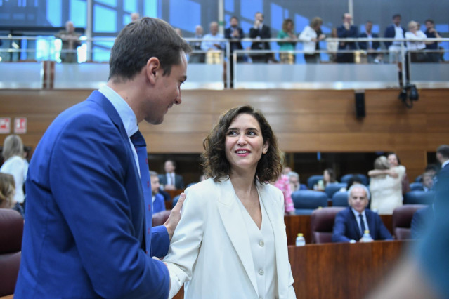 Archivo - La presidenta en funciones de la Comunidad de Madrid, Isabel Díaz Ayuso, saluda al portavoz del PSOE en la Asamblea, Juan Lobato,