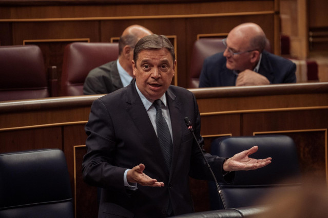 Archivo - El ministro de Agricultura, Pesca y Alimentación, Luis Planas, en el Congreso.