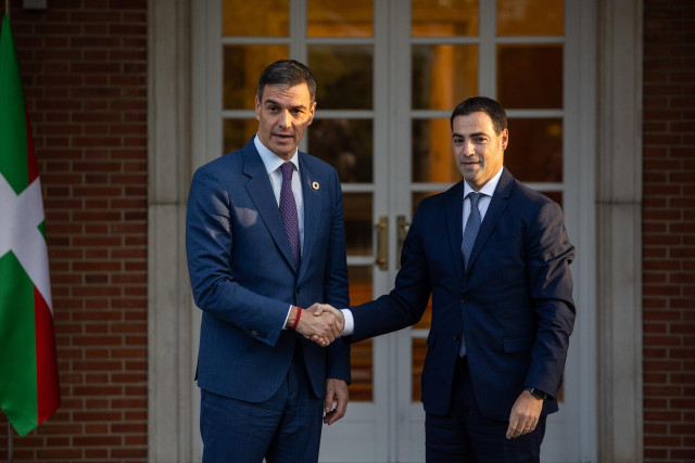 El presidente del gobierno, Pedro Sánchez (i), y el lehendakari, Imanol Pradales (d), durante un encuentro antes de la Comisión Bilateral de Cooperación del Estado-País Vasco, a 27 de noviembre de024, en Madrid