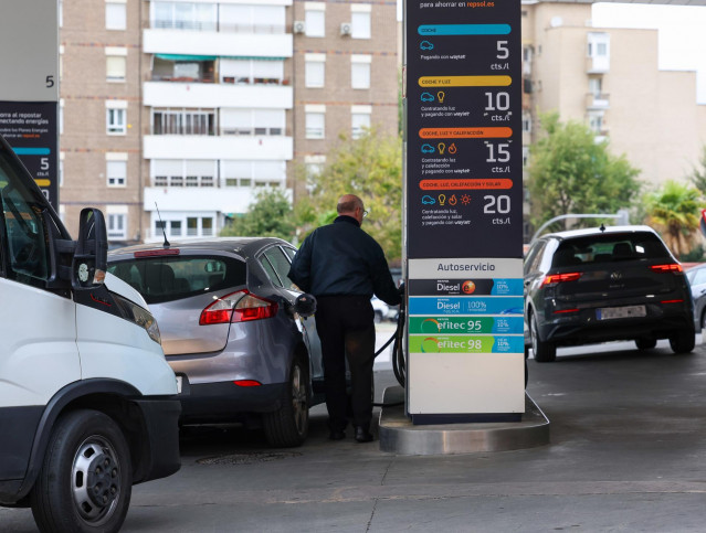 Archivo - Un señor repostando en una gasolinera, a 9 de octubre de 2024, en Madrid (España).  Los precios del petróleo detienen su aumento y descienden cerca del 2% por la decepción de los inversores ante la falta de nuevos incentivos en China.