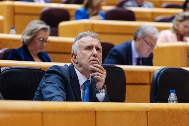 Archivo - El ministro de Política Territorial y Memoria Democrática, Ángel Víctor Torres, durante una sesión plenaria, en el Senado, a 22 de octubre de 2024, en Madrid (España).