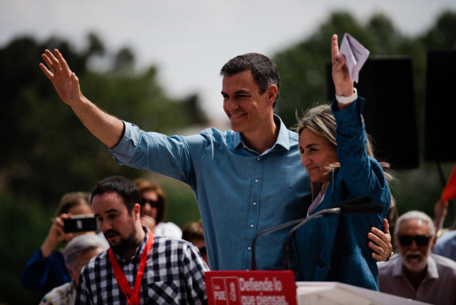 Archivo - El secretario general del PSOE y presidente del Gobierno, Pedro Sánchez, y la alcaldesa de Toledo, Milagros Tolón, saludan durante un acto del Partido Socialista, a 21 de abril de 2023, en Toledo, Castilla-La Mancha (España).