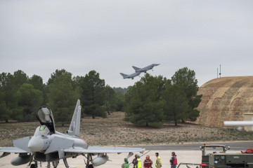 Despegue de algunos de los seis cazas Eurofighter C.16 desde el Ala 14, en Albacete, hasta Rumanía, donde participarán en una misión de defensa del espacio aéreo europeo a las puertas de Ucrania y