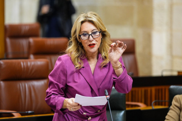 La consejera de Economía, Hacienda y Fondos Europeos, Carolina España, en el Pleno del Parlamento andaluz