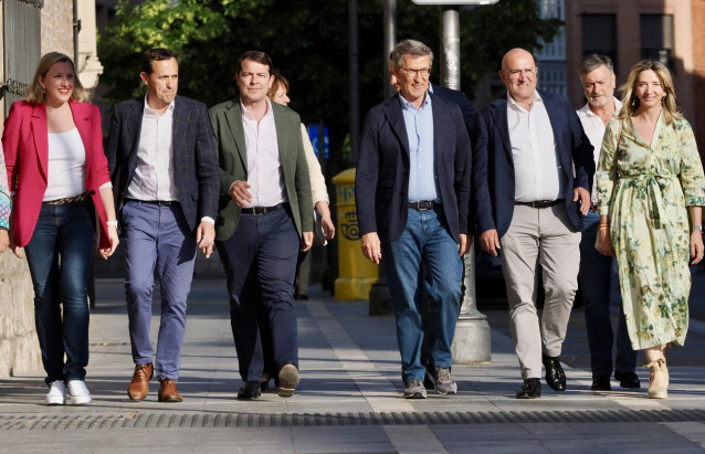 Archivo - El líder del PP, Alberto Núñez Feijóo, el presidente de Castilla y León, Alfonso Fernández Mañueco, y el alcalde de Valladolid, Jesús Julio Carnero, entre otros.