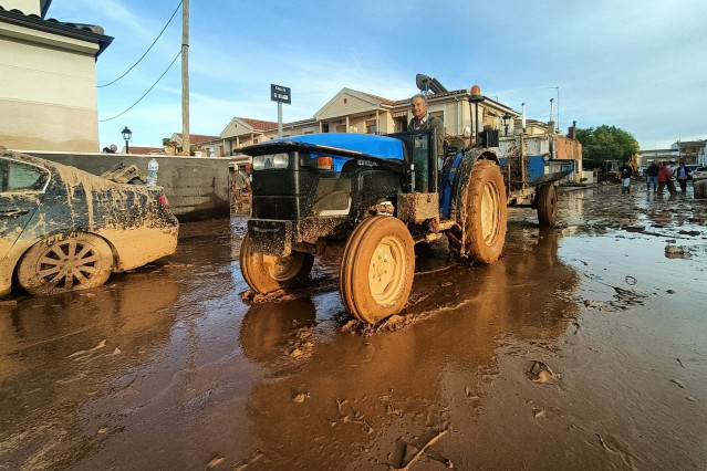 Un señor con su tractor en la Comunidad Valenciana