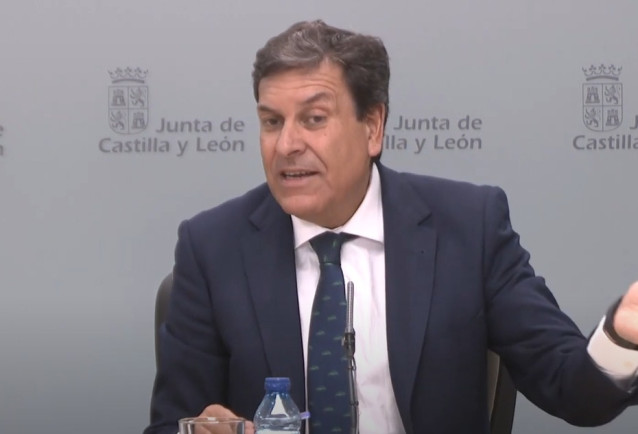 Archivo - El portavoz y consejero de Economía y Hacienda de la Junta, el 'popular' Carlos Fernández Carriedo, en rueda de prensa posterior al Consejo de Gobierno