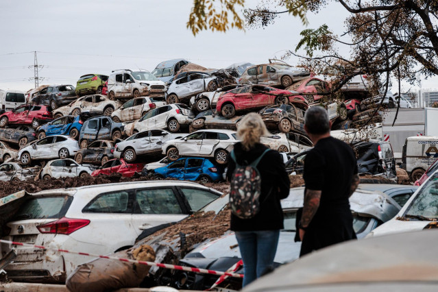 Coches amontonados en una zona afectada por la DANA, a 16 de noviembre de 2024, en Sedaví, Valencia, Comunidad Valenciana (España).