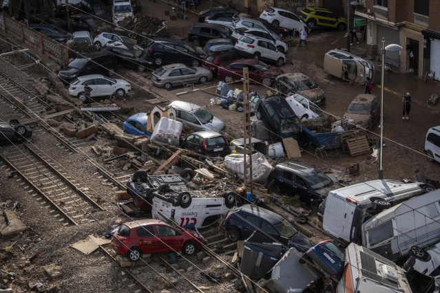 Áreas del paso a nivel entre Alfafar y Sedavi afectadas por la DANA, a 1 de noviembre de 2024, en Valencia, Comunidad Valenciana (España). El sexto balance de fallecidos por el paso de la DANA por la provincia de Valencia deja 202 víctimas mortales.