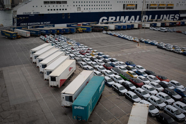 Archivo - Camiones y vehículos para la exportación en el Puerto de Barcelona
