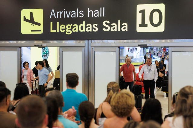 Archivo - Varios viajeros en la terminal 4 del Aeropuerto Adolfo Suárez Madrid-Barajas, a 24 de julio de 2024, en Madrid (España).