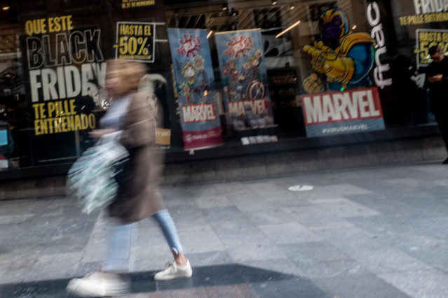 Una persona con una bolsa, a 12 de noviembre de 2024, en Madrid (España).