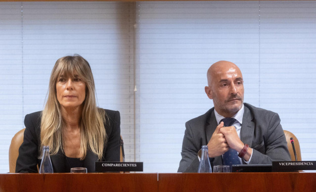 La mujer del presidente del Gobierno, Begoña Gómez el diputado del PSOE Jesús Celada, durante la Comisión de Investigación sobre programas de cátedras y postgrados de la Universidad Complutense de Madrid y empresas financiadoras, en la Asamblea de Madrid,