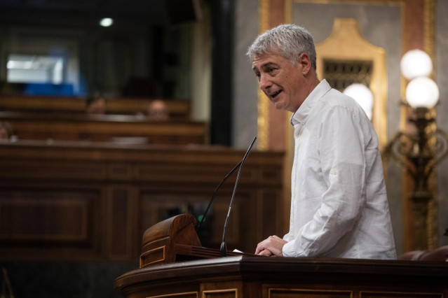 El diputado de EH Bildu Oskar Matute interviene durante una sesión plenaria, en el Congreso de los Diputados, a 28 de noviembre de 2024, en Madrid (España).