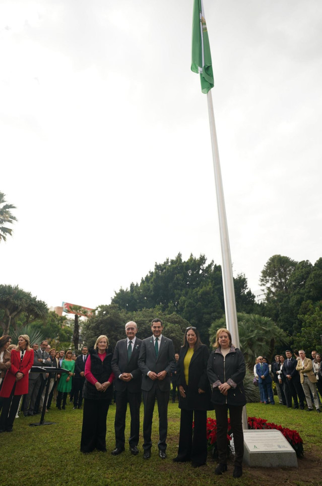 El presidente de la Junta de Andalucía, Juanma Moreno, este viernes en Málaga, junto al alcalde de la ciudad, Francisco de la Torre, en el acto de izado de la bandera andaluza