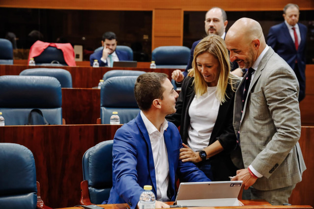 Archivo -  Juan Lobato y Jesús Celada en la Asamblea de Madrid