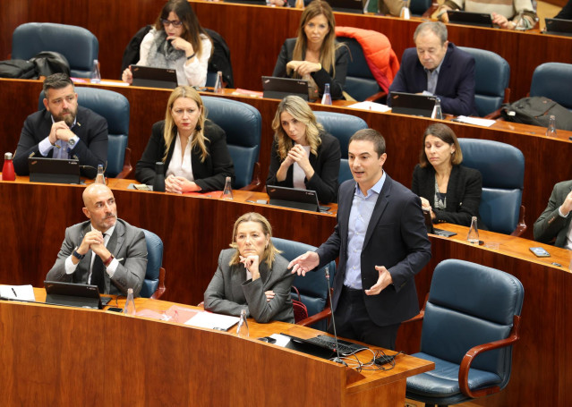 El portavoz del PSOE en la Asamblea, Juan Lobato, interviene durante un pleno en la Asamblea de Madrid