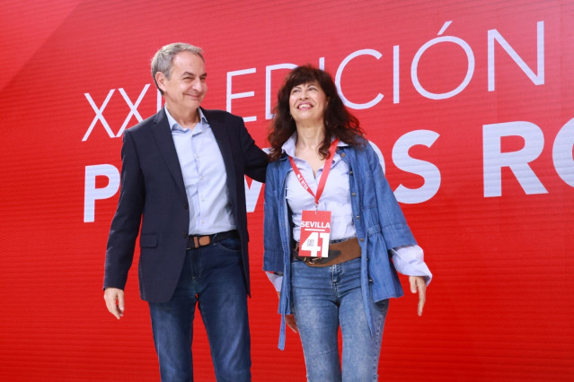 El expresidente del Gobierno José Luis Rodríguez Zapatero y la ministra de Igualdad, Ana Redondo, en la entrega de los premios Olga Manzano, en el marco del 41º Congreso del PSOE.