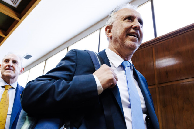 El ministro de Política Territorial y Memoria Democrática, Ángel Víctor Torres, llega a la Comisión de Investigación por el ‘caso Koldo’, en el Senado, a 28 de noviembre de 2024, en Madrid (España).