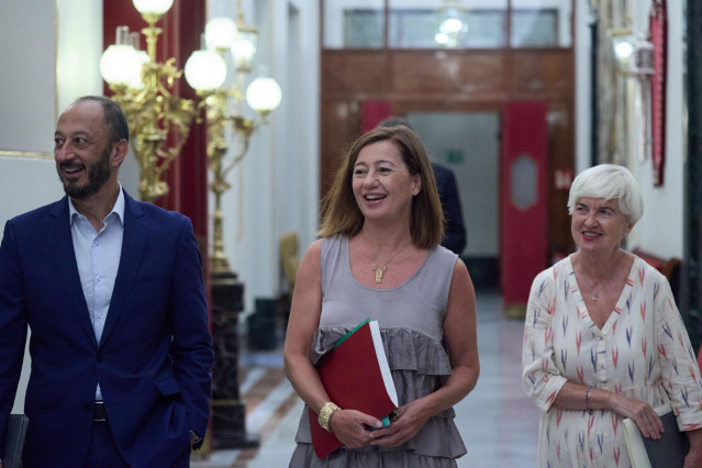 Archivo - (I-D) El vicepresidente del Congreso, Alfonso Rodríguez Gómez de Celis; la presidenta del Congreso, Francina Armengol, y la portavoz adjunta del PSOE en el Congreso, Isaura Leal, a su llegada a una reunión de la Mesa del Congreso de los Diputado
