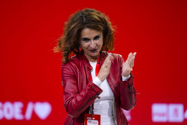 La vicesecretaria general del PSOE y vicepresidenta primera y ministra de Hacienda del Gobierno de España, María Jesús Montero, durante los premios Rosa Manzano en el primer día del 41 Congreso Federal del PSOE en el Palacio de Congresos y Exposiciones, a