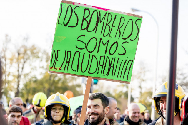 Varios bomberos y otros ciudadanos durante la manifestación de la Coordinadora Unitaria de Bomberos Profesionales (CUBP) para denunciar la gestión de la Emergencia de la DANA, a 30 de noviembre de 2024, en Madrid (España).