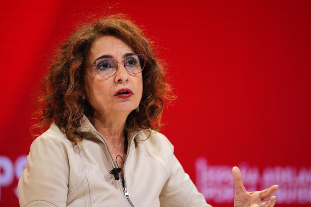 La vicepresidenta primera del Gobierno y vicesecretaria general del PSOE, María Jesús Montero, en un ágora sobre desinformación en el 41º Congreso del PSOE.