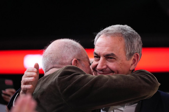 El expresidente del Gobierno José Luis Rodríguez Zapatero abraza al expresidente de la Junta de Andalucía y del PSOE Manuel Chaves en el 41º Congreso federal del PSOE en Sevilla.