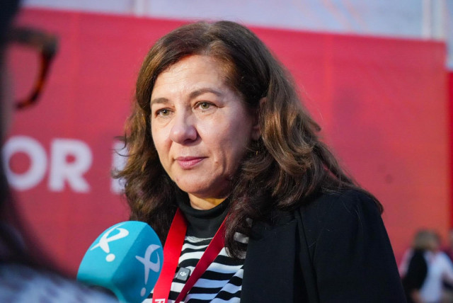 La vicesecretaria general del PSOE de Extremadura, Eva Pérez, atiende a los medios en el marco del 41 Congreso Federal que el Partido Socialista celebra en Sevilla