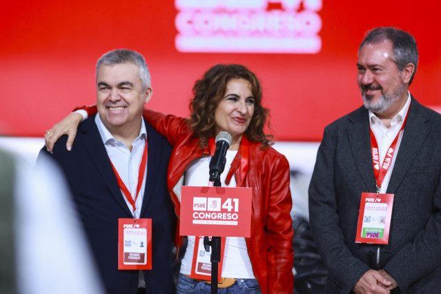 La vicesecretaria general del PSOE y vicepresidenta primera y ministra de Hacienda del Gobierno de España, María Jesús Montero, (2i) abraza a el secretario de Organización del PSOE, Santos Cerdán, (i) durante el primer día del 41 Congreso Federal del PSOE