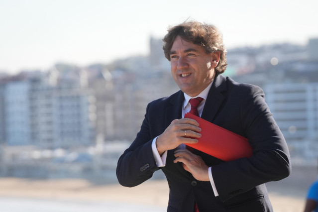 Archivo - El secretario general del PSE-EE, Eneko Andueza, durante la celebración del 45 aniversario del Estatuto de Gernika, en el Palacio Miramar, a 23 de octubre de 2024, en San Sebastián, País Vasco (España). En el acto los socialistas celebran la apr