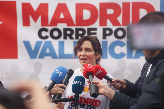 La presidenta de la Comunidad de Madrid, Isabel Díaz Ayuso, atiende a los medios de comunicación antes de la carrera ‘Madrid corre por Valencia’, a 1 de diciembre de 2024, en Madrid (España).