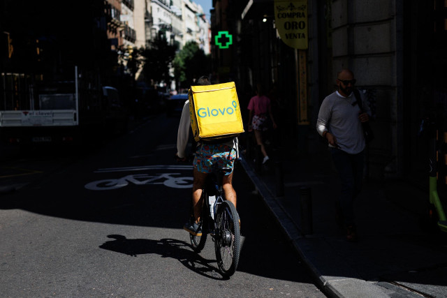 Archivo - Un repartidor de Glovo en bicicleta por una calle del centro de Madrid, a 21 de septiembre de 2022, en Madrid (España).