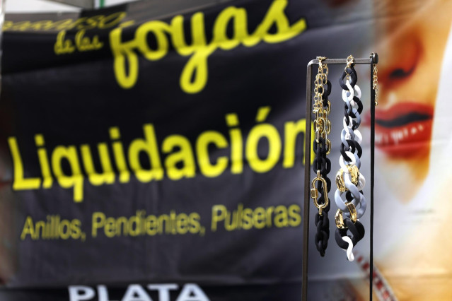 Archivo - Joyas en una feria de stock de mercancías