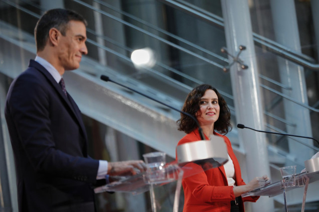 Archivo - El presidente del Gobierno, Pedro Sánchez, y la presidenta de la Comunidad de Madrid, Isabel Díaz Ayuso, ofrecen una rueda de prensa tras su reunión en la sede de la Presidencia regional, en Madrid (España), a 21 de septiembre de 2020.