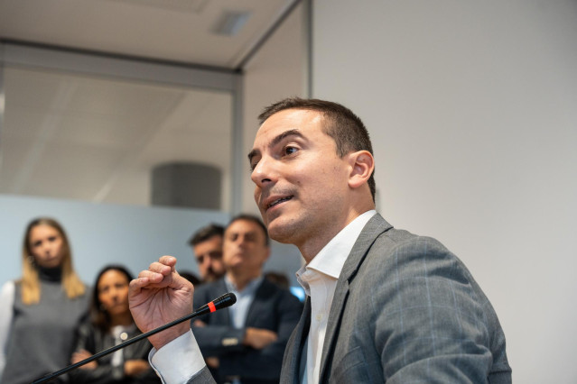 El portavoz del PSOE de Madrid en la Asamblea de Madrid, Juan Lobato, ofrece una declaración institucional en la Asamblea de Madrid, a 26 de noviembre de 2024, en Madrid (España).
