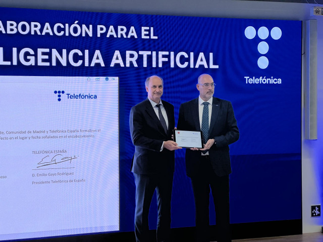 El consejero de Digitalización de la Comunidad, Miguel López-Valverde, y el presidente ejecutivo de Telefónica, Emilio Gayo, firman un acuerdfo de colaboración en materia de IA