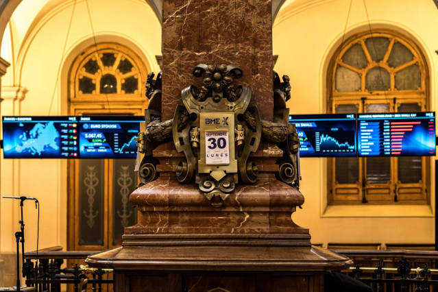 Archivo - Paneles del Ibex en el Palacio de la Bolsa de Madrid, a 30 de septiembre de 2024, en Madrid (España).