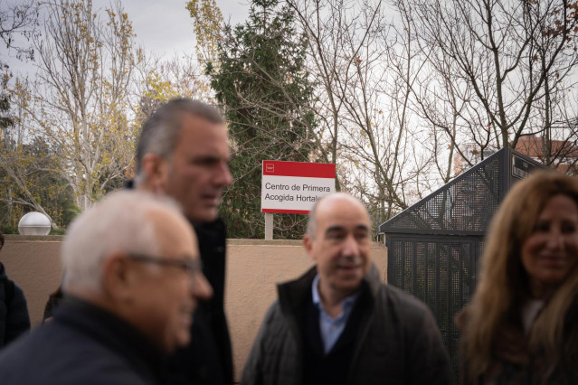 El portavoz de Vox en el Ayuntamiento de Madrid, Javier Ortega Smith, frente al centro de acogida de Hortaleza