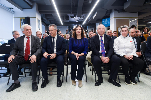 La presidenta de la Comunidad de Madrid, Isabel Díaz Ayuso(3i), presenta la campaña de promoción 