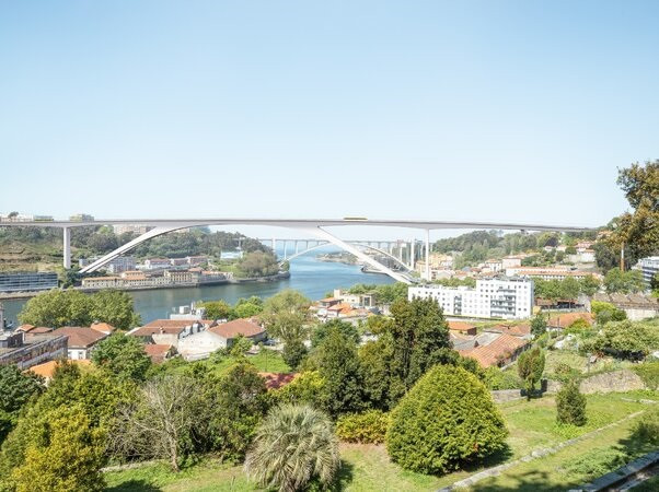 Archivo - Vista de un puente de Oporto