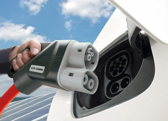 Archivo - Las matriculaciones de coches eléctricos caen en noviembre un 5,3%, hasta las 5.895 unidades.