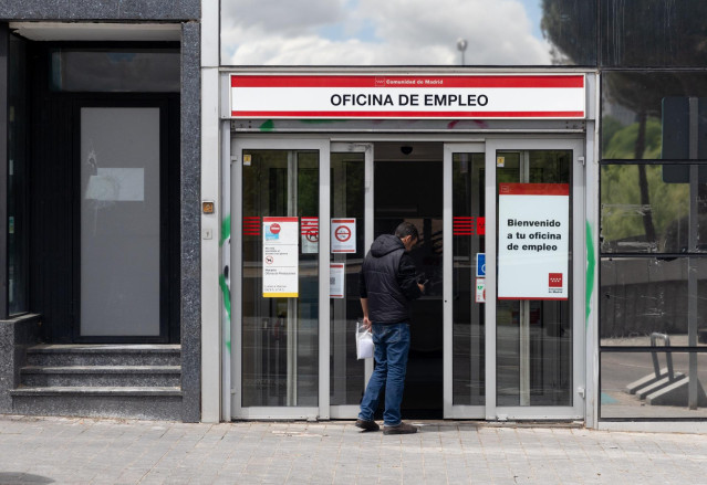 Archivo - Una persona entrando a una oficina de empleo