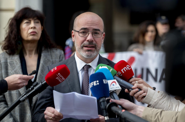 El delegado del Gobierno en Madrid, Francisco Martín, atiende a los medios de Comunicación tras un minuto de silencio, en la sede de la Delegación del Gobierno de Madrid, a 26 de noviembre de 2024, en Madrid (España).