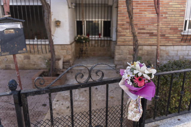 Un ramo de flores en la valle de una casa del barrio de la Fuente, a un mes del paso de la DANA por Valencia, a 29 de noviembre de 2024, en Utiel, Valencia, Comunidad Valenciana (España).